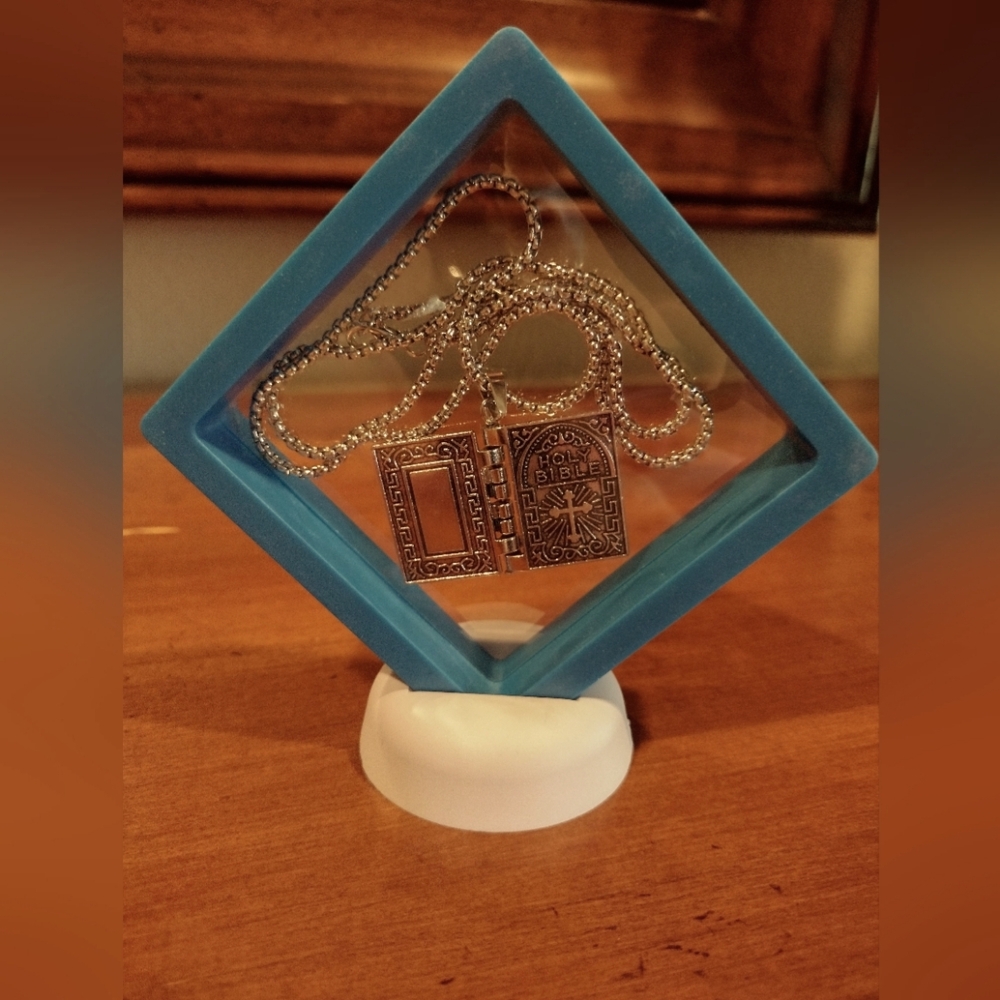 Holy Bible necklace with turntable pages on the pendant. Silver tone, chain 24"